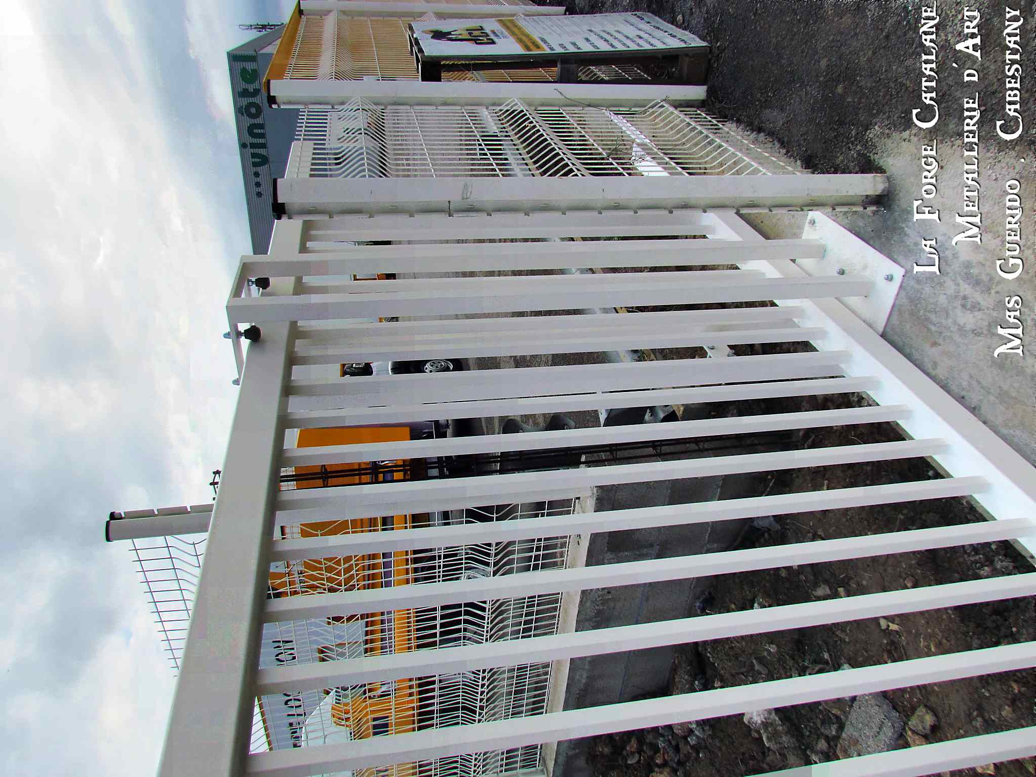 portail industriel barreaudage vertical carre 30 finition thermolaquage blanc   forge catalane.jpg